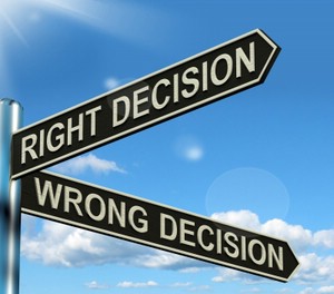 Straßenschilder mit den Beschriftungen 'Right Decision' und 'Wrong Decision'