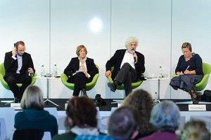 zwei Damen und zwei Herren in einer Diskussionsrunde auf dem Podium