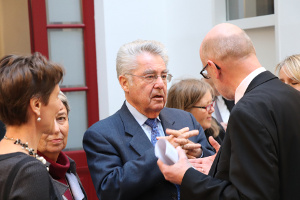 Der ehemalige österreichische Bundespräsident Heinz Fischer im persönlichen Gespräch am Rand einer Veranstaltung
