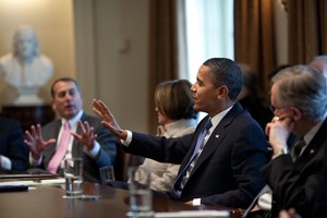 US-Präsident Obama gestikuliert am Besprechungstisch mit der rechten Hand