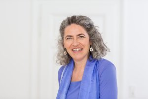 Portraitfoto <a href='https://www.management-kommunikation.de/pages/team/bottlaender-theresia.php'>Theresia Bottländer M.A.</a> (Größe der HiRes-Datei ca. 9,7 MB)