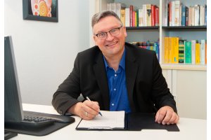 Portraitfoto <a href='https://www.management-kommunikation.de/pages/team/franken-andreas.php'>Dipl.-Volkswirt Andreas Franken</a> (Größe der HiRes-Datei ca. 1,5 MB)