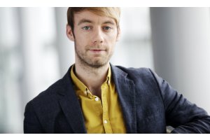 Portraitfoto <a href='https://www.management-kommunikation.de/pages/team/hillje-johannes.php'>Dr. Johannes Hillje</a> (Größe der HiRes-Datei ca. 5,3 MB)