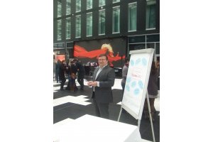 Akademie-Leiter <a href='https://www.management-kommunikation.de/pages/team/franken-andreas.php'>Andreas Franken</a> an unserem Messestand (Größe der HiRes-Datei ca. 1,2 MB)