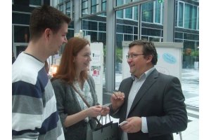 Akademie-Leiter <a href='https://www.management-kommunikation.de/pages/team/franken-andreas.php'>Andreas Franken</a> im Gespräch mit interessierten Messebesuchern (Größe der HiRes-Datei ca. 1,2 MB)